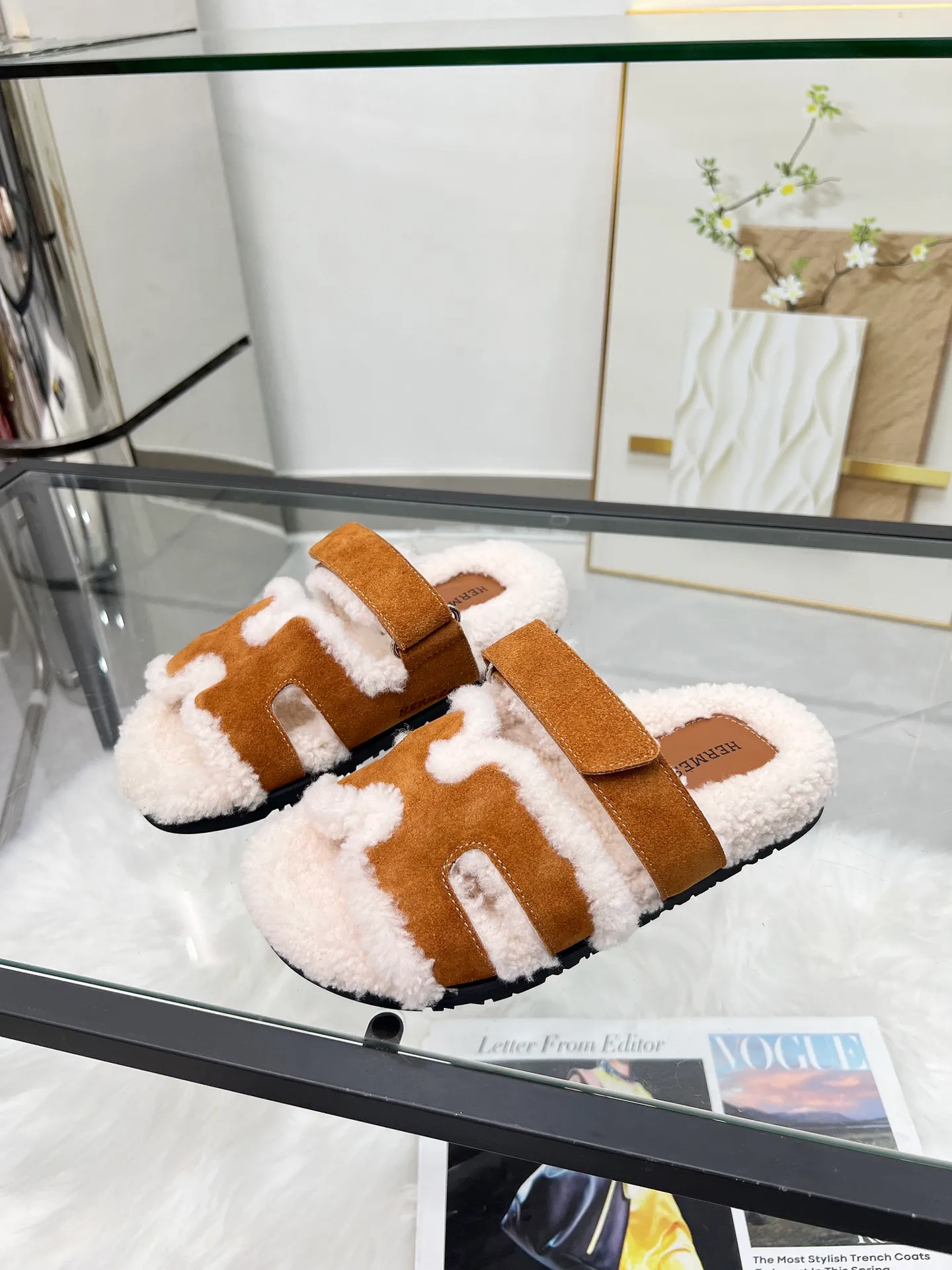 👟👟Ex-factory price 440👟👟 🌸[HERMES] My horse’s classic hot style second uncle🐑wool slippers🆕 are now available. A must-have item for autumn and winter ✅ Versatile and fashionable at home and out on the street 🍀The colors are extremely colorful! Walking Tuscany! TPR non-slip outsole is super light ️ Super comfortable on the feet without any sense of restraint I can’t stop drinking coffee ☕ My second uncle can’t take it off Color: maroon sand color light gray haze blue leather surface black code number: 35-40 (41 customized, non-returnable) Factory ready supply